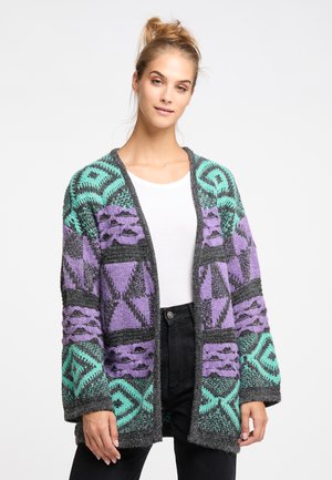 Cardigan lavorato a maglia con motivi geometrici in viola, verde acqua e grigio. Design morbido con maniche lunghe e apertura frontale. Finitura testurizzata.