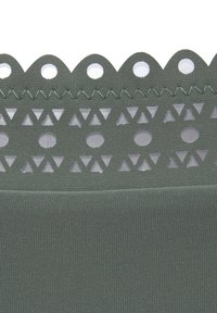 Olivgrüner Stoff mit gewellten Kanten, ausgeschnittenen Mustern aus Kreisen und Dreiecken, mit einer glatten Textur und einem glänzenden Finish.