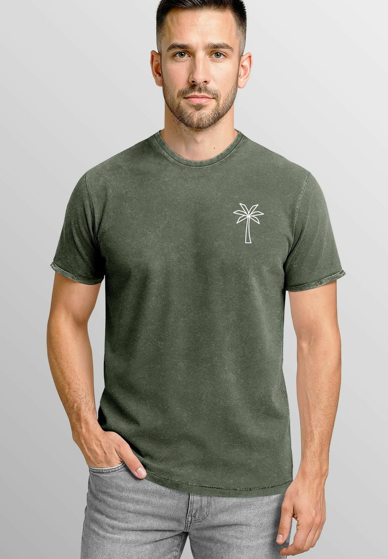 Olivgrünes T-Shirt mit kurzen Ärmeln aus einer weichen Baumwollmischung, mit einem weißen, gestickten Palmenmotiv auf der linken Brust.