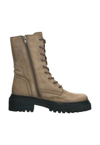 Stivaletti ankle in suede marrone con lacci anteriori, cerniera laterale e suola in gomma nera spessa con profili profondi per una migliore aderenza.