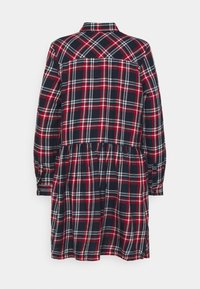 Abito a quadri in blu navy, rosso e bianco. Maniche lunghe, colletto e vita arricciata. Realizzato in tessuto morbido e testurizzato.