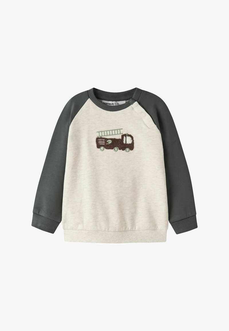 Sweat-shirt gris clair avec manches raglan gris foncé, présentant un camion de pompiers brodé en marron avec une échelle verte sur le devant.