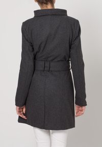 Dunkelgrauer Wollmantel mit tailliertem Schnitt, breitem Kragen und langen Ärmeln. Hat strukturierte Schultern und eine glatte Textur.