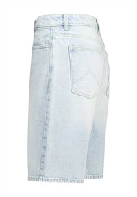 Vaaleansiniset farkkushortsit rentoa mittaa. Ominaisuuksiin kuuluvat keskikorkea vyötärö, kaksi takataskua ja sävyyn sointuva ompelu saumoissa.