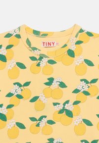 Κίτρινο υφασμάτινο ριμπ με μοτίβο λεμονιών και λευκών λουλουδιών σε γιακά παιδικού πουκαμίσου με ετικέτα μάρκας "TINY".