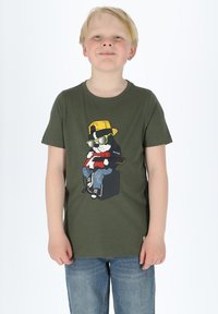 Olivegrön bomullströja med en grafik av en tecknad hund som spelar gitarr, bär solglasögon och en gul keps, med blå jeans.