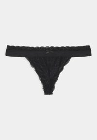 Schwarze Spitzen-Tanga-Unterwäsche mit gewelltem Rand und einer kleinen Satinschleife am Bund, flach auf einem weißen Hintergrund präsentiert.