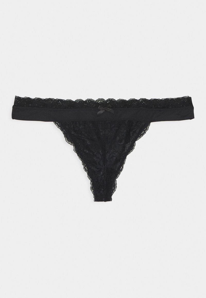 Schwarze Spitzen-Tanga-Unterwäsche mit gewelltem Rand und einer kleinen Satinschleife am Bund, flach auf einem weißen Hintergrund präsentiert.