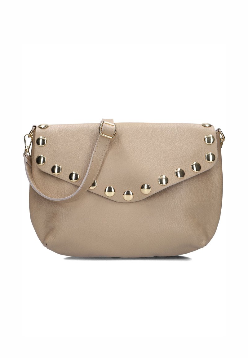 Beige leren clutch met een klep sluiting, voorzien van metallic studs langs de rand en een afneembare schouderriem. Gestuctureerd oppervlak.