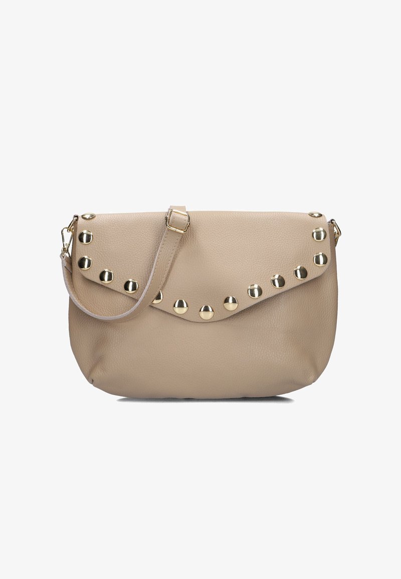 Beige leren clutch met een klep sluiting, voorzien van metallic studs langs de rand en een afneembare schouderriem. Gestuctureerd oppervlak.