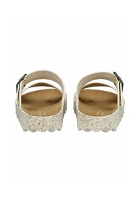 Krémové sandály s texturovaným svrškem, vlnkovaným okrajem podešve a jednou černou přezkou na nastavitelné pásce. Hnědá polstrovaná stélka.