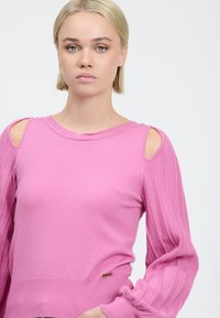 INFLUENCER CUT-OUTS SHOULDER - Strickpullover - pink