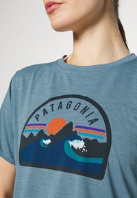 Patagonia DAILY GRAPHIC - T-shirt desportiva - light plume grey