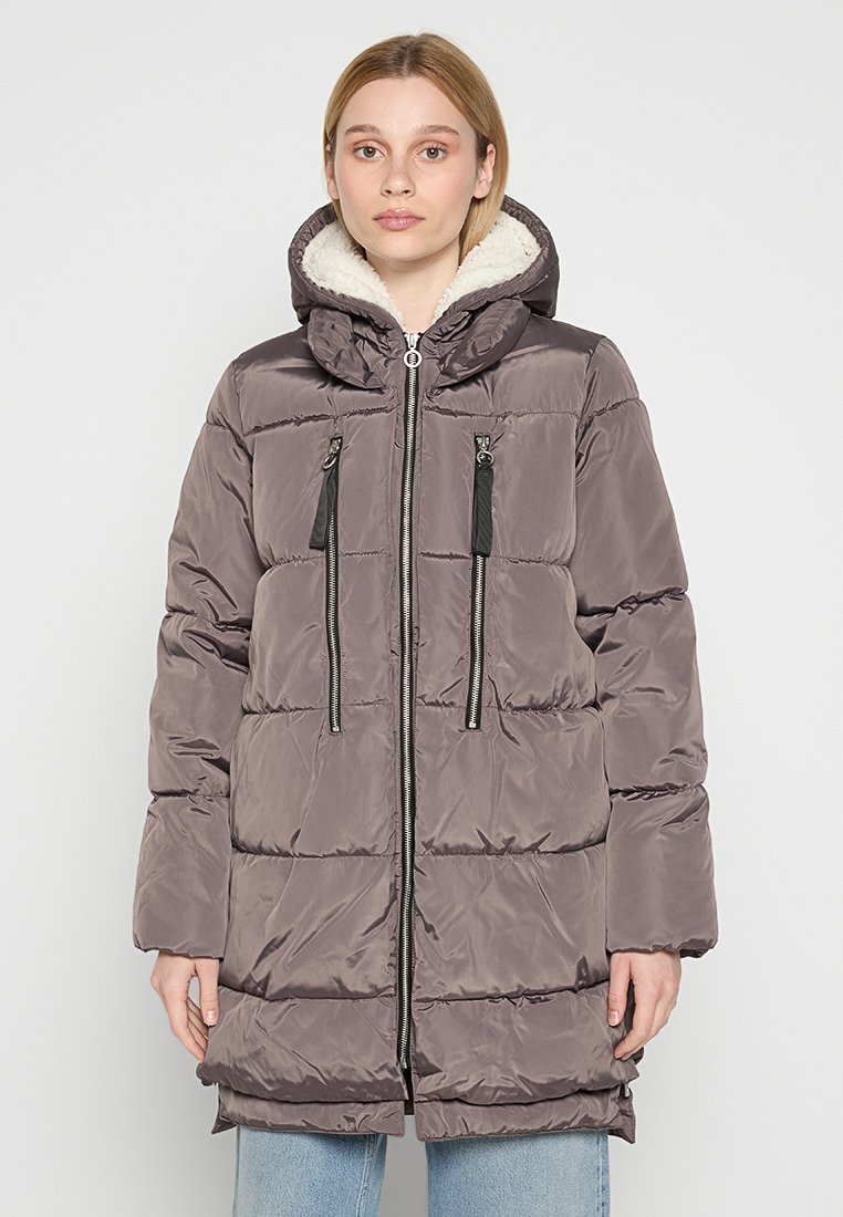 Grau gepolsterter Mantel mit Kapuze, ausgestattet mit einem Fleece-Futter, Reißverschlusstaschen und einem gesteppten Design. Hergestellt aus glattem, wasserabweisendem Material.