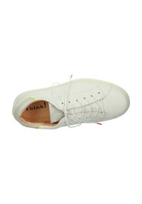 Sneaker in pelle bianca con una texture liscia, punta rotonda, design minimale e accenti neon a contrasto sul tallone e sulla punta. Lacci sottili.