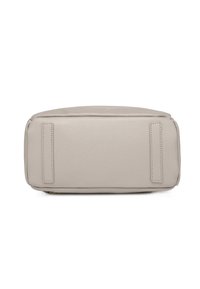 Base della borsa rettangolare in pelle grigia chiara con superficie texturizzata, due linguette orizzontali in tessuto e bordi lisci. Nessun logo o dettaglio hardware visibile.