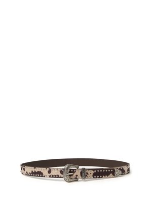 Ceinture en cuir marron avec un design en tissu beige clouté. Elle présente une boucle décorative en argent avec des détails complexes et une texture lisse.