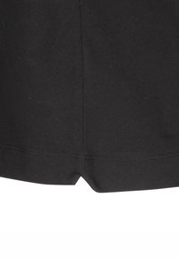 Zwarte stof met een gemêleerde, geweven afwerking. Heeft een rechte snit met een licht gespleten zoom aan de onderkant voor extra detail.