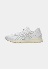 Weiße Sportschuhe mit einem Mesh-Obermaterial, synthetischen Überzügen und hellgrauen Akzenten. Sie verfügen über eine gepolsterte Sohle und ein klassisches Schnürdesign.