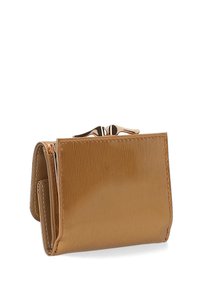 Tan plisseret læderpung med en struktureret finish, der har en sikker lukning med spænde og en slank rektangulær form.