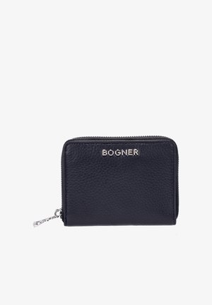 Schwarze Leder-Geldbörse mit Rundum-Reißverschluss, silbernem Bogner-Logo auf der Vorderseite und silbernem Reißverschlusszug auf der linken Seite.