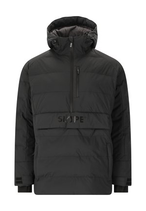 Veste pull isolée noire avec capuche à cordon de serrage, poche poitrine zippée et détail de logo sur le devant. Texture rembourrée avec une coupe décontractée.