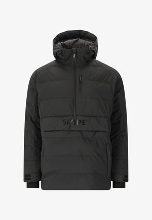 Veste pull isolée noire avec capuche à cordon de serrage, poche poitrine zippée et détail de logo sur le devant. Texture rembourrée avec une coupe décontractée.