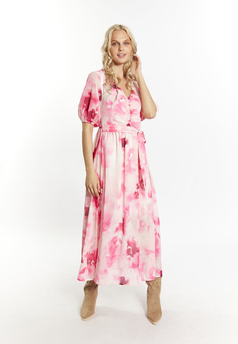 Abito maxi floreale in tonalità di rosa e crema, con scollatura a V, maniche a sbuffo e cintura da annodare in vita, realizzato in tessuto leggero.