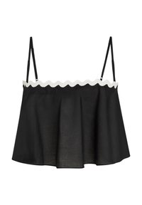 Fekete, rövid szabású top vékony, állítható pántokkal és hullámos fehér nyakkivágással. A szövet texturált felületű és bővülő sziluettű.