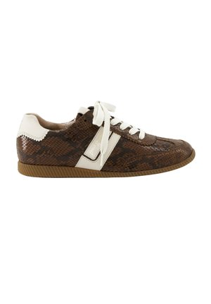 Flacher brauner Sneaker mit Schlangenmuster, weißen Akzenten, weißen Schnürsenkeln und einer profilierten braunen Sohle, seitlich auf weißem Hintergrund betrachtet.