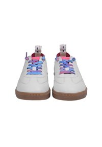Sneaker bianche in pelle con lacci multicolori: blu, rosa e viola. Suola in gomma marrone, linguetta imbottita e dettaglio sul tallone testurizzato.