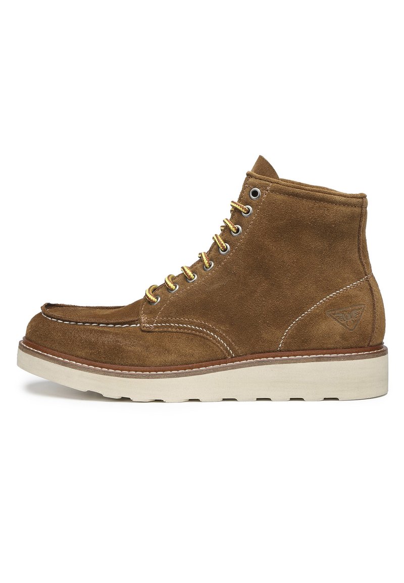 Stivaletti in suede marrone con cuciture bianche, punta tonda, colletto imbottito e occhielli in metallo. Presentano una robusta suola in gomma bianca.