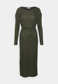Stickad klänning i olivgrön med lång ärm, rund halsringning, midjebälte och en rak silhuett som når anklarna. Horisontell ribbad textur.
