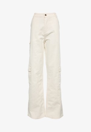 Bézs, bővülő szárú cargo nadrág, amely pamutból készült, több oldalsó zsebből, gombos záródásból és sima, texturált felületből áll.