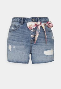 Pantalones cortos de mezclilla de color azul claro con una cintura alta, cierre de botón, parches rasgados y una cinta con un patrón floral en la cintura.