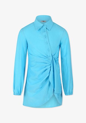 Blusa azzurro chiaro a maniche lunghe con colletto a camicia, caratterizzata da un design frontale intrecciato e maniche a sbuffo leggermente arricciate.