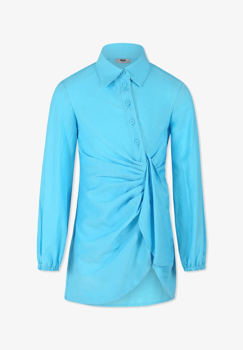 Jasnoniebieska bluzka z długim rękawem, z kołnierzykiem zapinanym na guziki, z skręconym przodem i delikatnie marszczonymi rękawami w kształcie balonu.