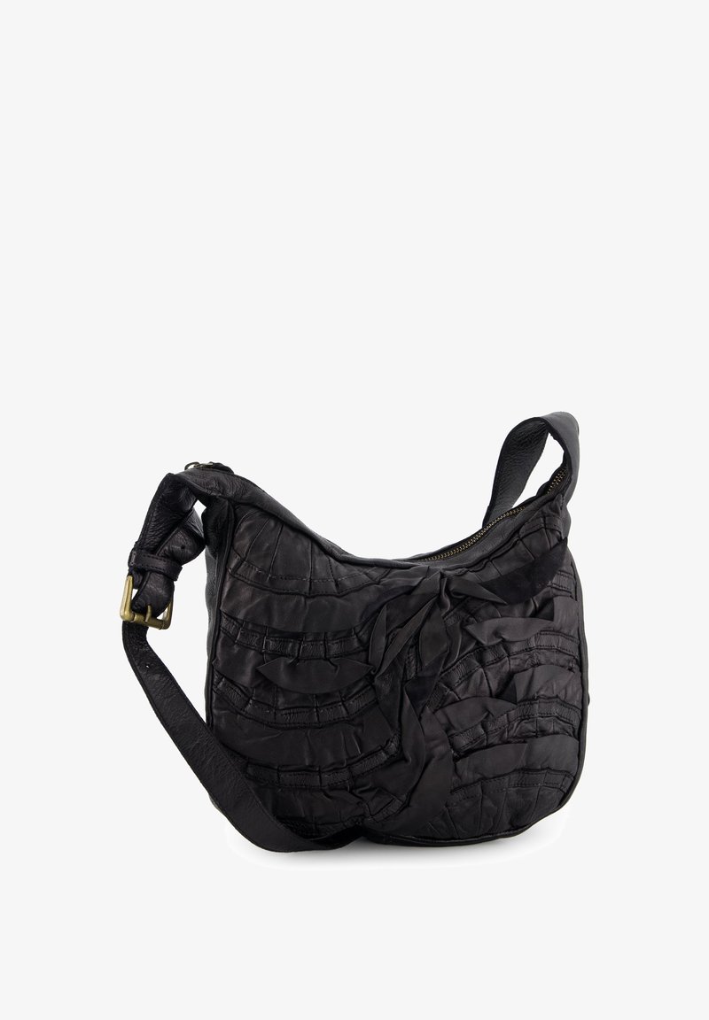Zwarte leren tas met een gestructureerd, gekreukt ontwerp en een slungelige vorm. Voorzien van een afneembare schouderriem en een ritssluiting.