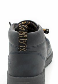Stivale in pelle nera con colletto imbottito e fodera interna in tessuto a fantasia. Include un pratico pull tab testurizzato sul tallone.