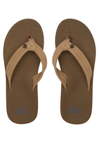 Brune flip-flops med teksturerte såler, brede beige stropper og en sydd design. Har et lite logo trykket i grått på sålen.