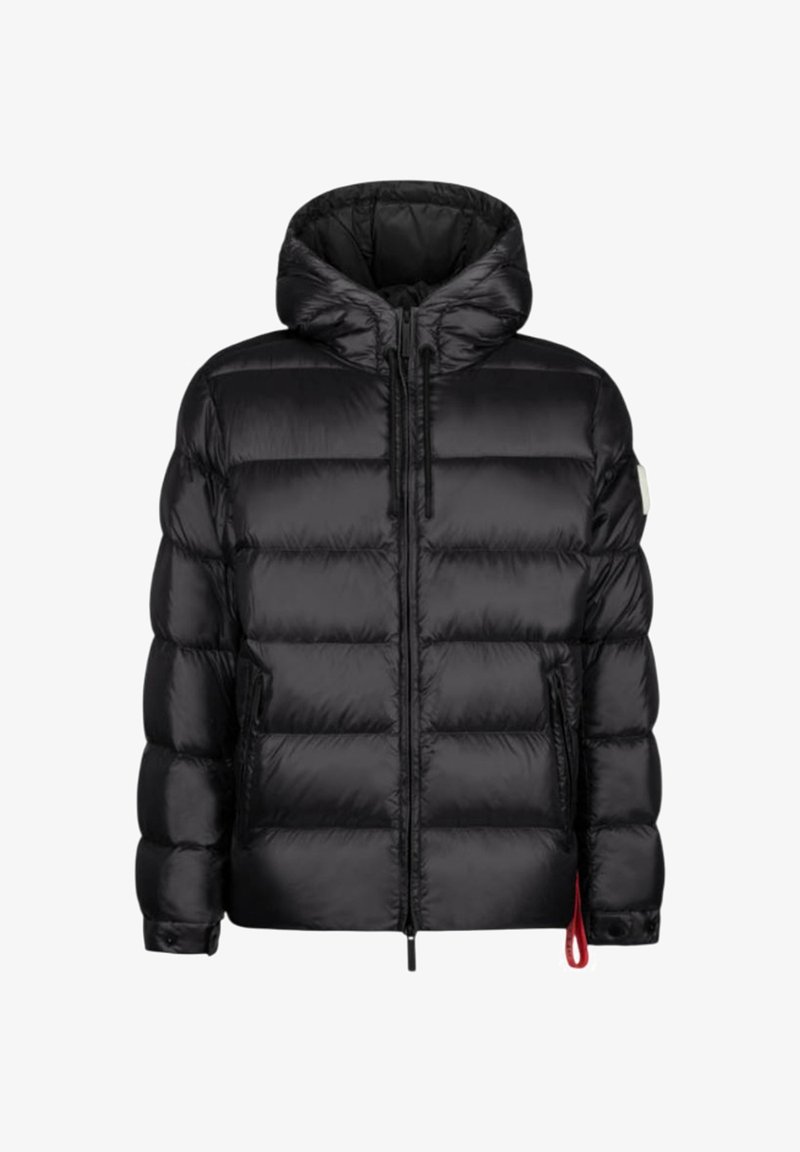 Giacca imbottita nera con cappuccio, caratterizzata da un design trapuntato, cerniera frontale, tasche laterali e una linguetta rossa sulla cerniera.