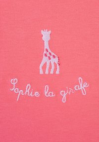 Tessuto corallo con una giraffa ricamata in bianco e il testo "Sophie la girafe" in corsivo, con dettagli testurizzati.