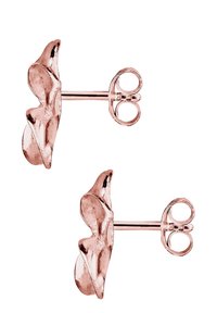Ohrringe aus Roségold in einer gedrehten, abstrakten Form. Sie verfügen über eine glatte Oberfläche und einen Schmetterlingsverschluss.