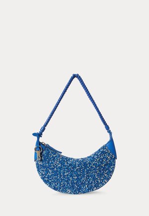Kék, félhold alakú kézitáska, melyet apró kék és fehér gyöngyök borítanak, hozzáillő gyöngyös fogantyúval és cipzáras záródással.