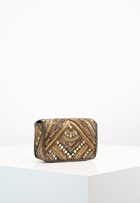Piccola pochette rettangolare con perline geometriche oro, bronzo e nere e dettagli in specchio, posata su un pedestal bianco.