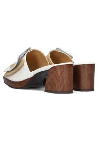 Witte leren rugloze schoenen met gevlochten stro-accenten en een grijze gesp, voorzien van een houten blokhak. Textuur oppervlak en gebogen ontwerp.