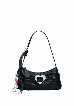 Bolso de hombro de cuero negro con hebilla plateada en forma de corazón, correa delgada y accesorios colgantes de plata y rosa en un lado.