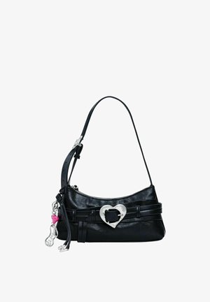 Bolso de hombro de cuero negro con hebilla plateada en forma de corazón, correa delgada y accesorios colgantes de plata y rosa en un lado.