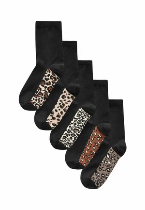 Cinq paires de chaussettes noires présentant différents accents de motif léopard en beige, blanc, marron et gris, avec une texture de tissu lisse et un corps de couleur unie.