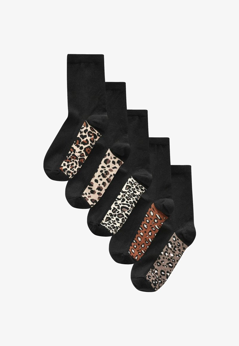 Cinq paires de chaussettes noires présentant différents accents de motif léopard en beige, blanc, marron et gris, avec une texture de tissu lisse et un corps de couleur unie.